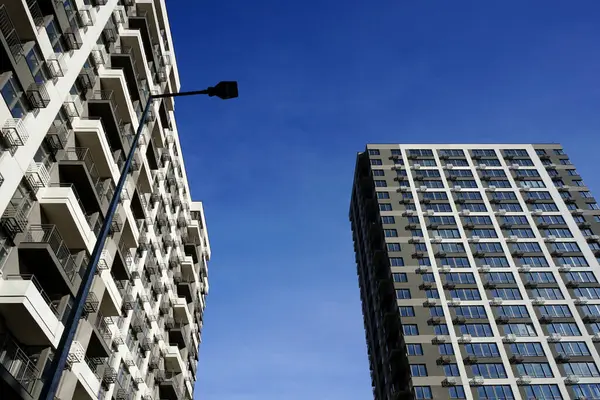 Yerleşim yerlerinin üzerindeki mavi gökyüzü                                