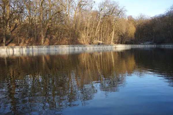 Baharda şehir gölü, Kyiv.                     