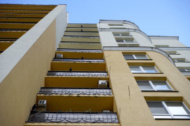 Sabahleyin konut binası.