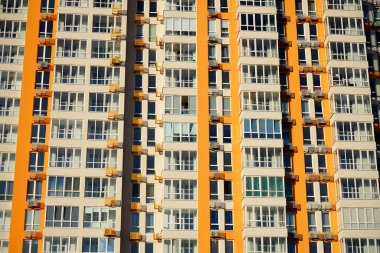 Pencereli modern bir binanın ön cephesi