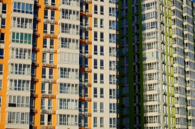 Balkonlu çok katlı bir bina..