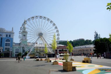 Şehrin arka planında dönme dolap var..