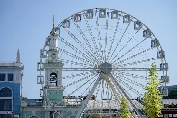 dönme dolap bir parkta