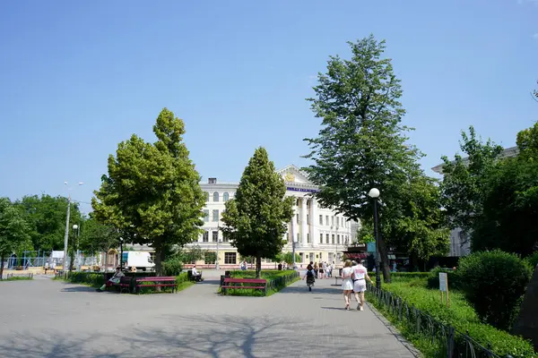 Şehir merkezinde bir meydan.     