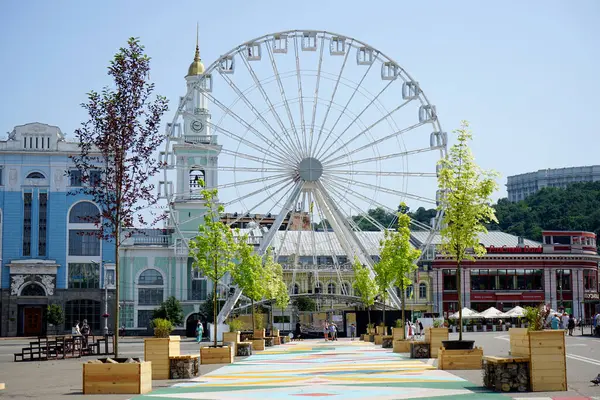 Şehrin meydanındaki dönme dolap..