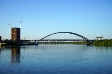 Nehir üzerindeki köprü Kyiv şehrinde