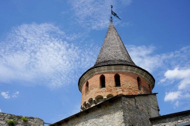 Köydeki eski ortaçağ kulesi.