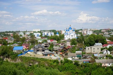 Kutsal üçlünün kilisesi kutsal manastırdır.
