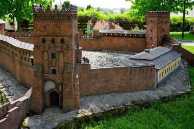 Şehirdeki eski bir şatonun kalıntıları.