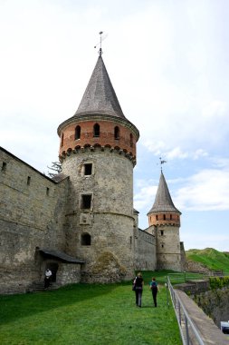 Ortaçağ Şatosu şehrin merkezinde.