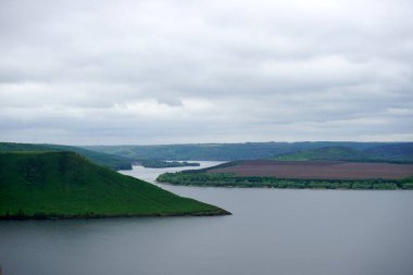Dağlardaki nehir manzarası.