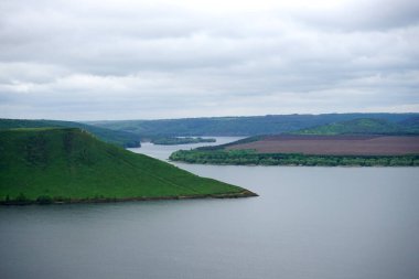 Dağlardaki göl manzarası
