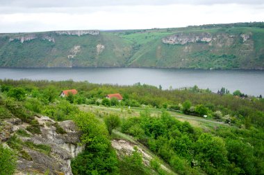 Dağlarda küçük bir köy manzarası
