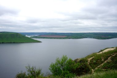 Dağlardaki göl ve tepelerin manzarası