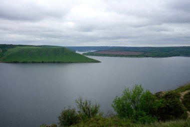 Dağlardaki nehrin güzel manzarası