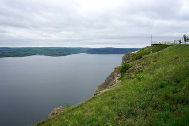Tepeden nehrin manzarası.