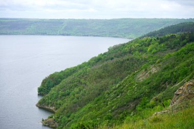 Dağlardaki göl manzarası