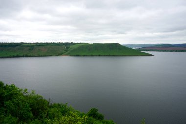 Dağların göl manzarası