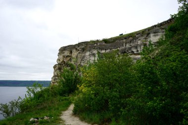 Bulutlu bir günde kayanın ve uçurumun manzarası