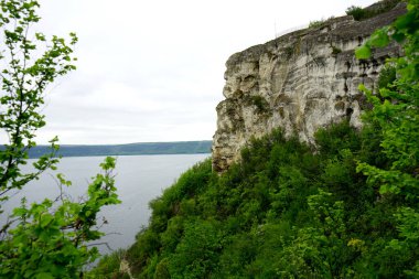 bir gölün uçurumu