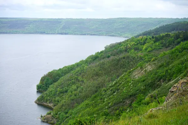 Dağlardaki göl manzarası