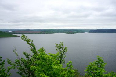 Sabahları göl manzarası