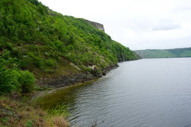 Dağlarda bir nehir manzarası