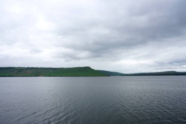 Dağlardaki gölün manzarası.