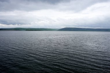 Gölün ortasındaki karanlık göl.