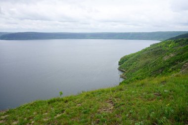 Dağlardaki bir gölün kıyısında.