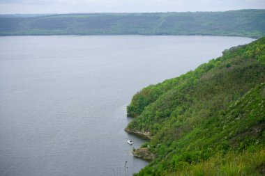 Gölde beyaz bir tekne                   