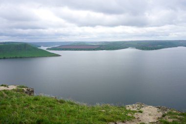 Dağlardaki nehrin güzel manzarası