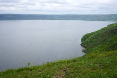 Güzel bir nehir manzarası ve ormandaki bir dağ.