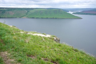 Dağın tepesinden göl manzarası