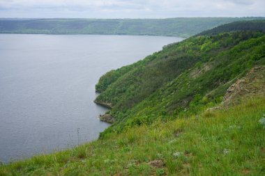Nehir manzarası ve tepeler.