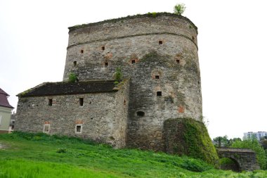 Şehrin taş kulesi.