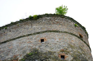 Eski kalenin ortasındaki antik kale duvarı.