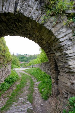 bir ortaçağ kalesi kalıntıları