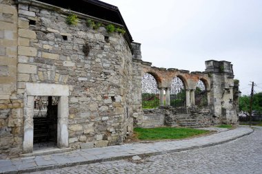 Kamyanet-Podilsky şehrindeki eski şatonun antik kale duvarı