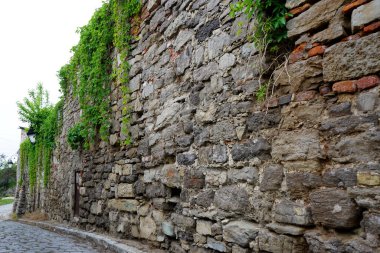 Eski taşın duvarı.