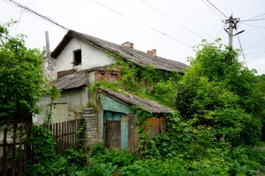 Köyde terk edilmiş eski bir ev.