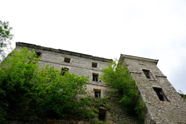 ortaçağ kalesi kalıntıları ediyor