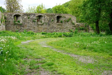 Eski terk edilmiş şatonun kalıntıları.