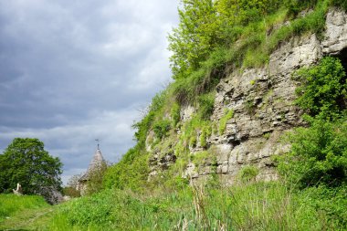 Ukrayna 'daki eski ortaçağ kalesinin kalıntıları.