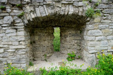 Kamyanet-Podilsky 'de taş duvarlı antik kalıntılar