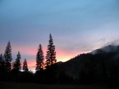 Dağların üzerinde bir gün batımı  