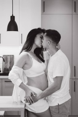 Evde, mutfakta, yatakta, pencerenin yanında ve banyoda, dişlerini fırçalarken, ellerini karnına koyup, un parçasından cheesecake yaparken,