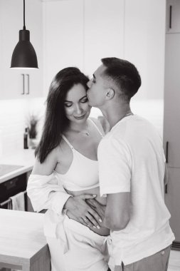 Evde, mutfakta, yatakta, pencerenin yanında ve banyoda, dişlerini fırçalarken, ellerini karnına koyup, un parçasından cheesecake yaparken,