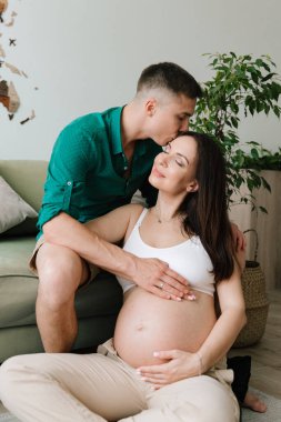 Evde, mutfakta, yatakta, pencerenin yanında ve banyoda, dişlerini fırçalarken, ellerini karnına koyup, un parçasından cheesecake yaparken,