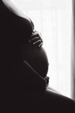 Evde, mutfakta, yatakta, pencerenin yanında ve banyoda, dişlerini fırçalarken, ellerini karnına koyup, un parçasından cheesecake yaparken,